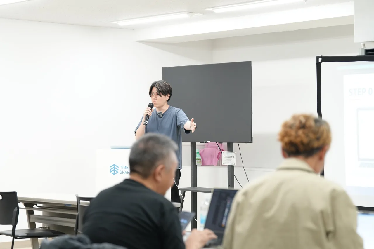 1日目、会場で特別セミナーを行う大滝昇平様と、手前で受講する参加者の後ろ姿