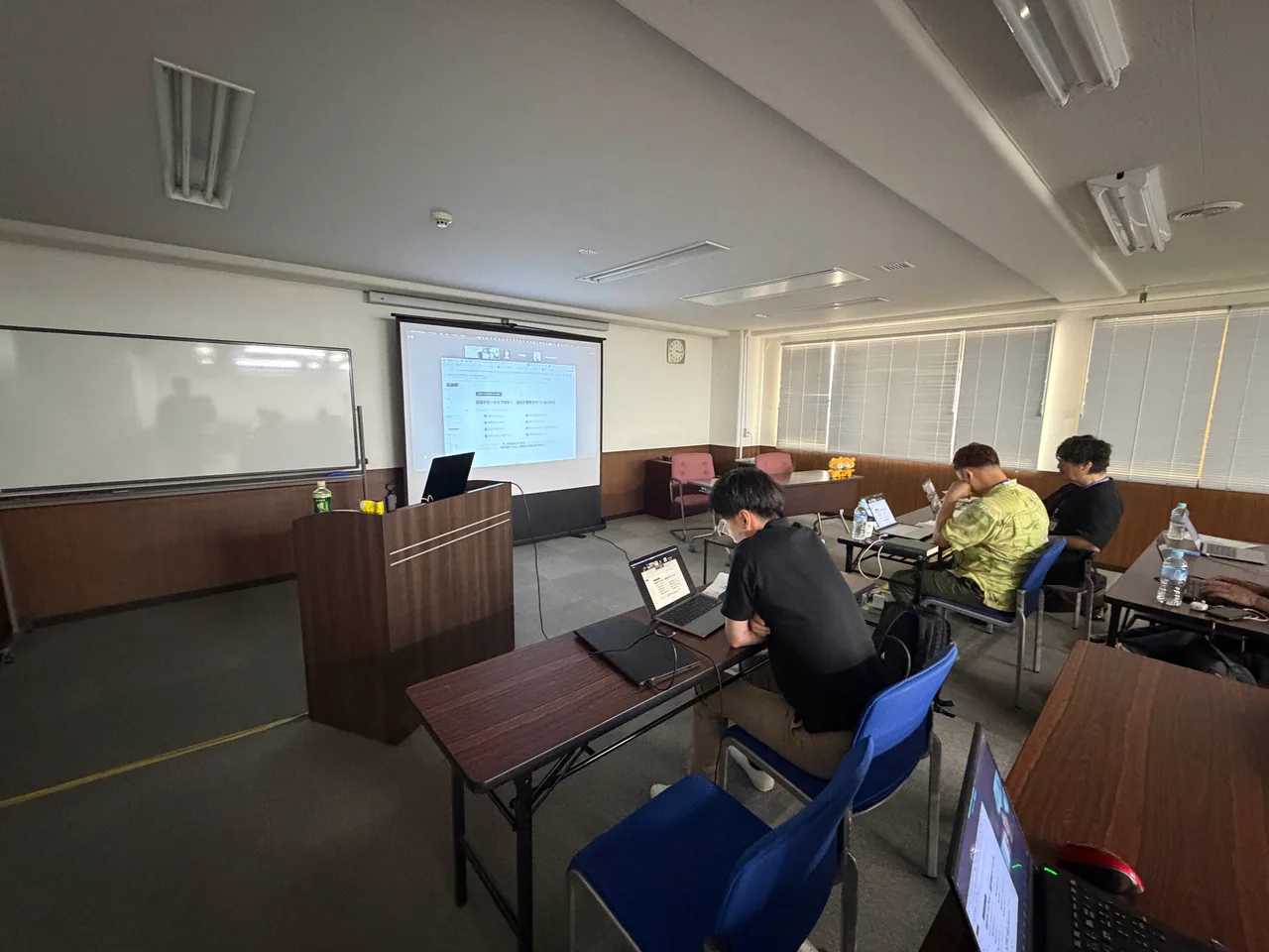 2日目、オンラインでつないだ柴田雄平様の特別講義を会場で受講する様子