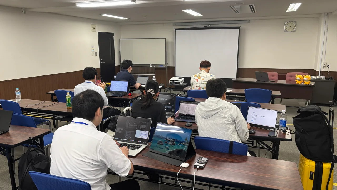 最終日の午前、それぞれのパソコンで制作を進める参加者