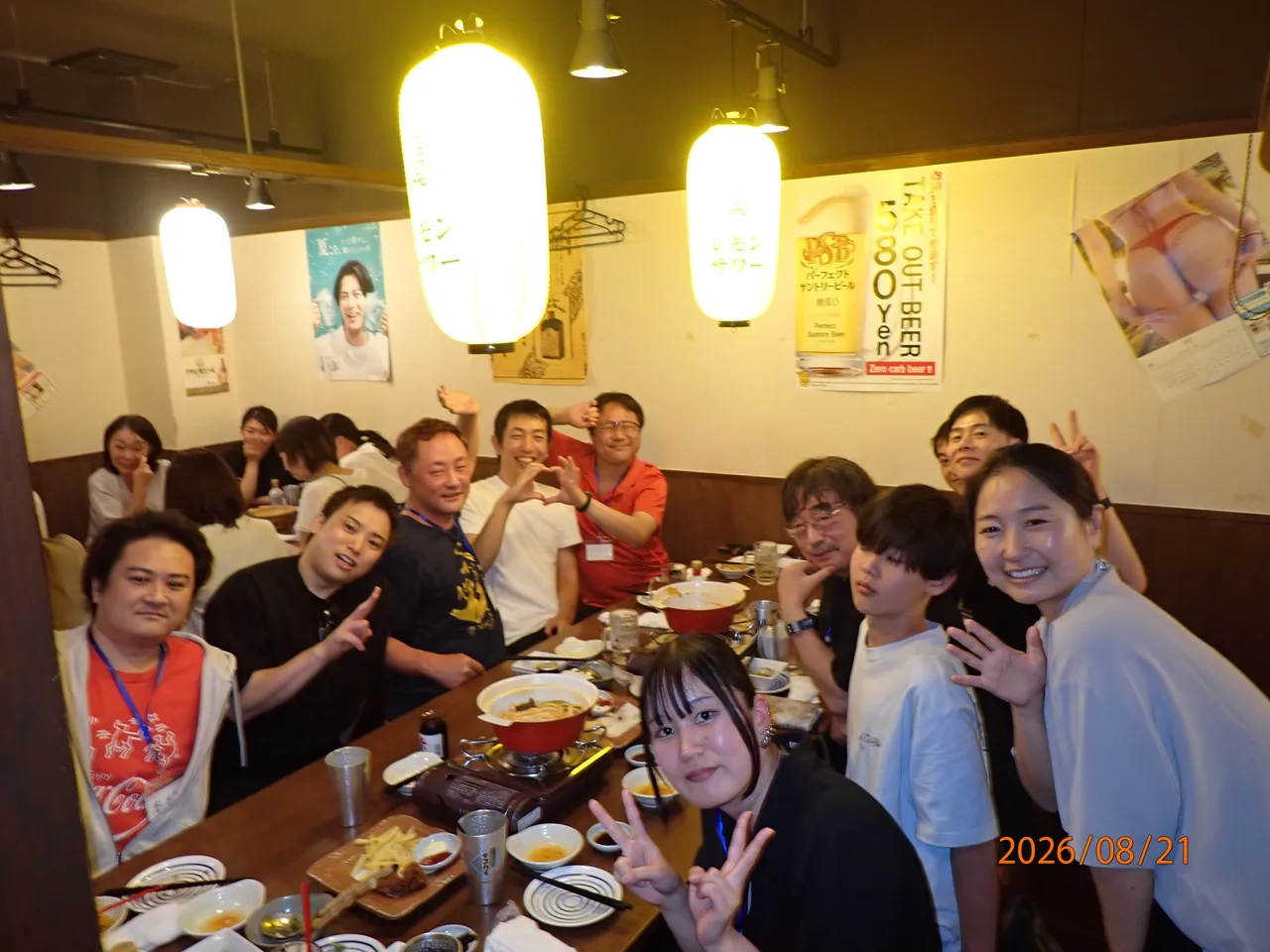 1日目の夜、食事を囲んで交流する合宿参加者とスタッフ