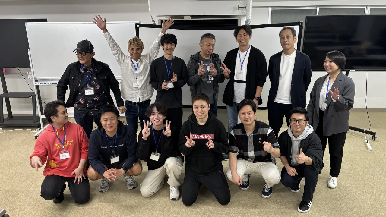 Codex合宿の最終日、会場でピースサインをする参加者と中島大介の集合写真