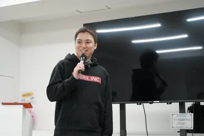 1日目、マイクを持って笑顔で話す中島大介